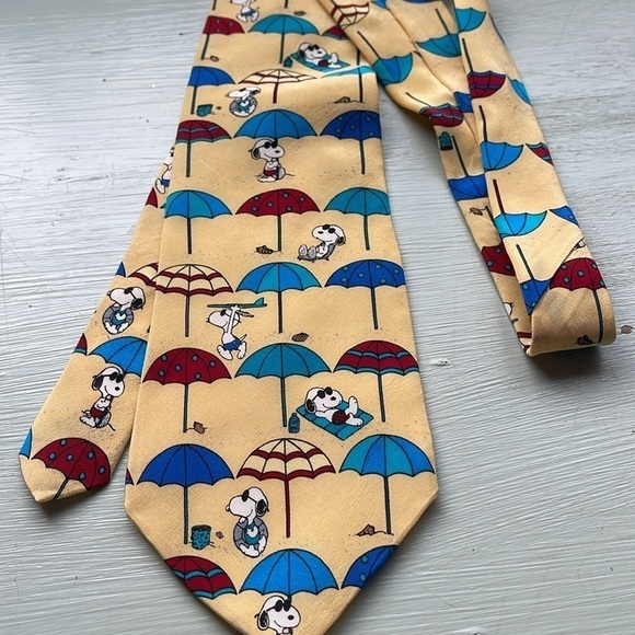 VINTAGE PEANUTS SNOOPY AT THE BEACH SILK TIE (OS) - Picture 3 of 5